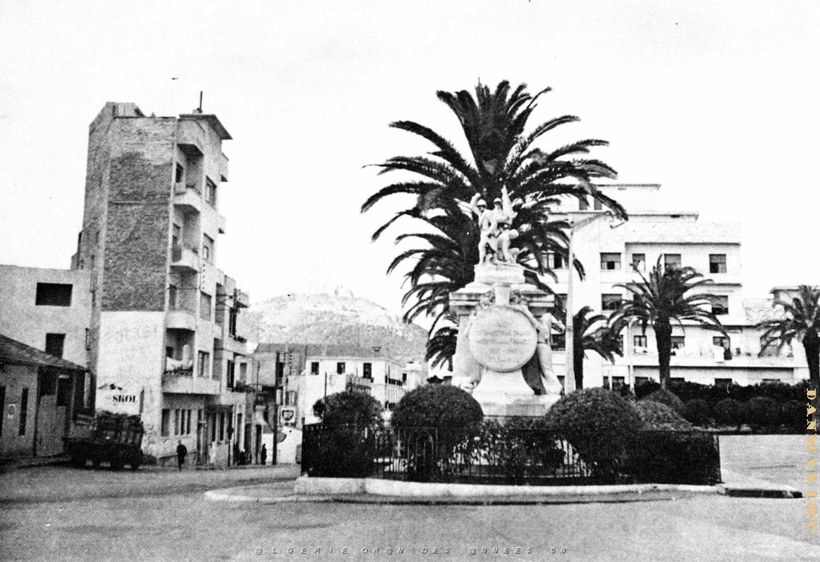 Oran- Gare- Monument aux morts- 02.jpg